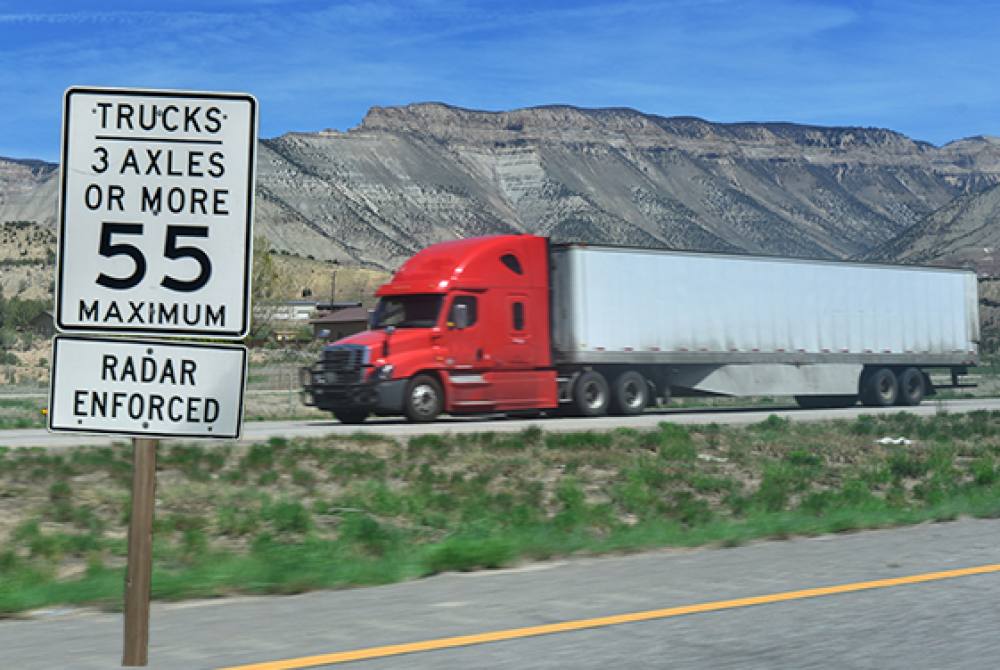 Velocidad Segura en California lo que Todo Camionero debe Saber