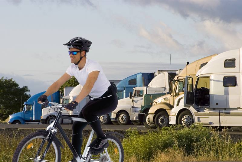 Las ventajas de un camionero que anda en bicicleta 