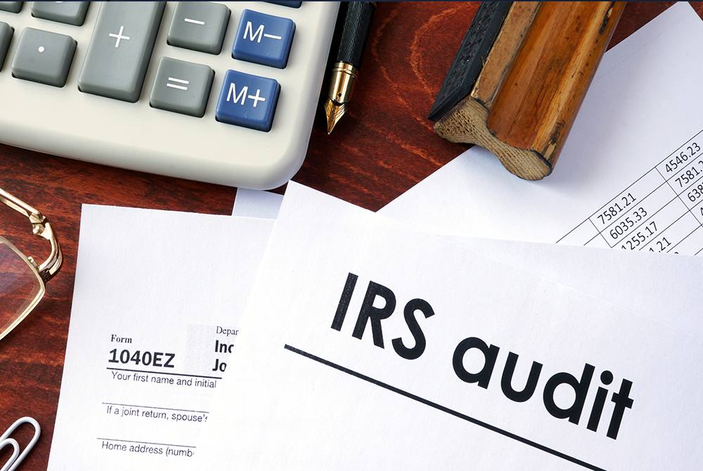 Si está bajo auditoría y el IRS solicita más tiempo, ¿debería aceptar?